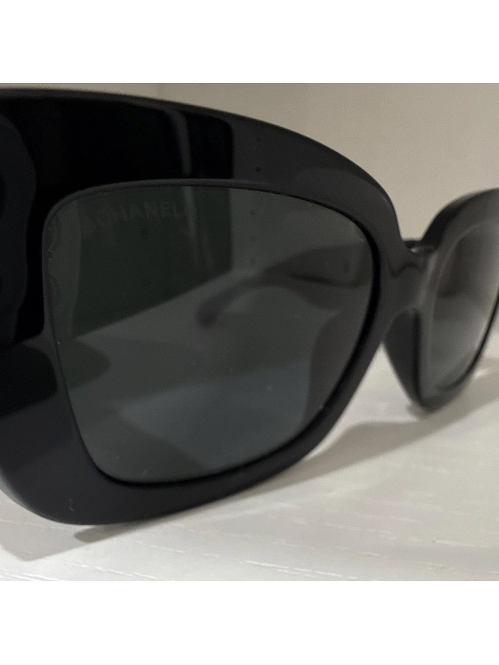 CHANEL Black Oversized Cat-Eye Sunglasses with Interlocking CC Temples - Picture 3 of 4